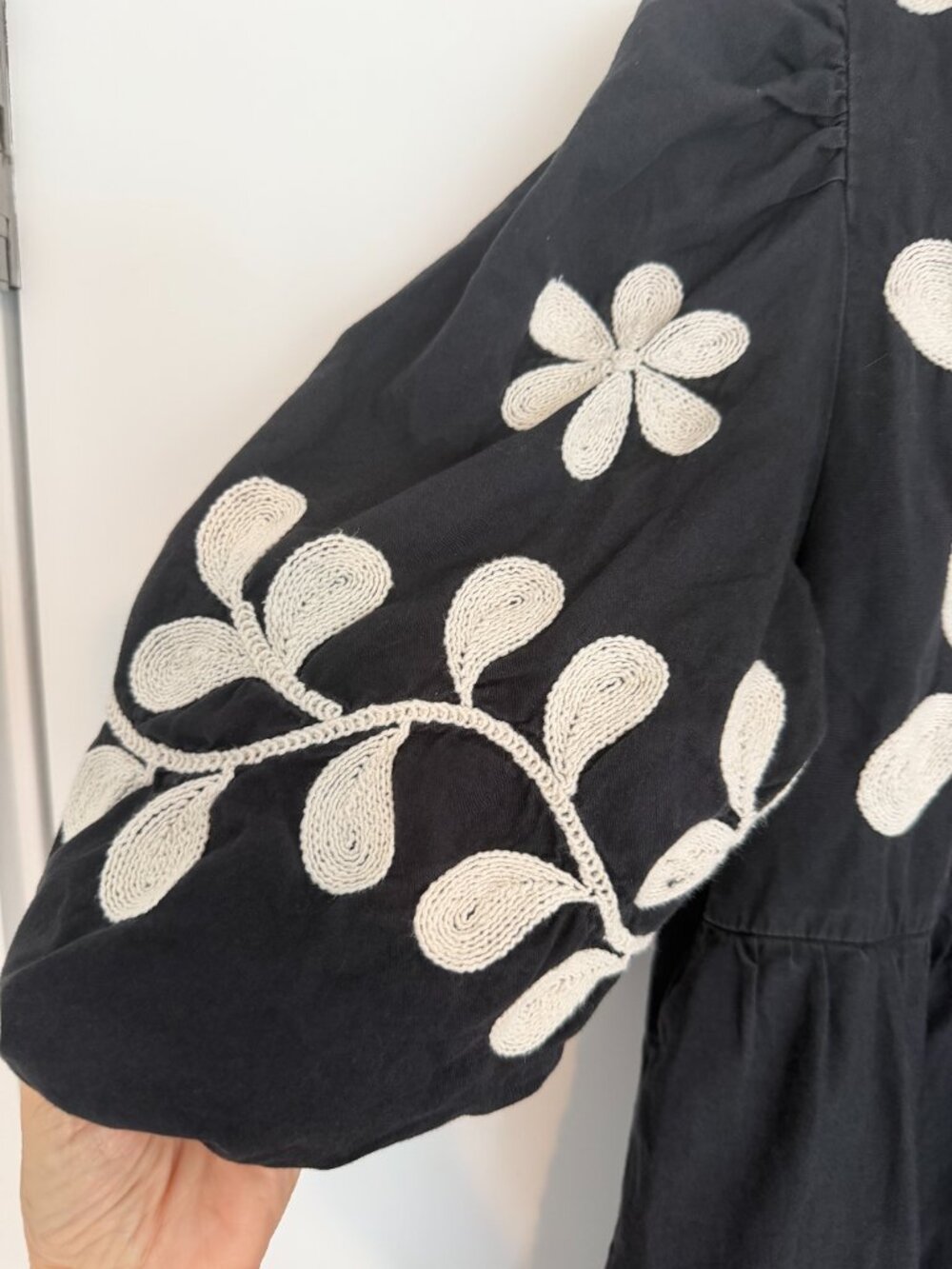 ANTHROPOLOGIE EMBROIDERED PUFF-SLEEVE MIDI DRESS - Picture 7 of 9